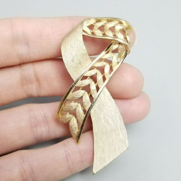 Vintage Crown Trifari Brush Gold Tone Ribbon Brooch, Signed Lapel Pin, Estate - Picture 1 of 8